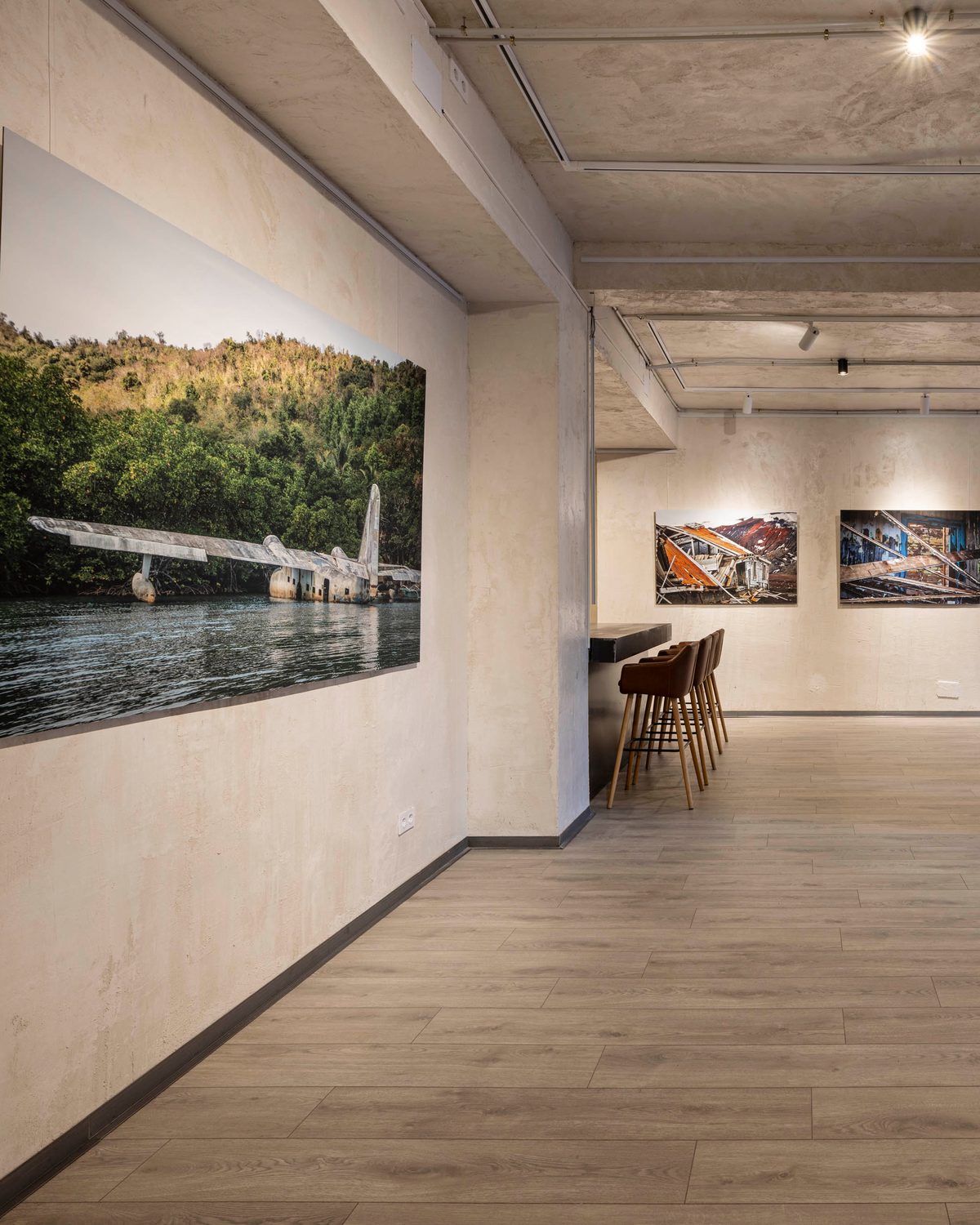 Sala IMARA con fotografías de gran formato de Sandra Zobel y Pío Cabanillas en las paredes