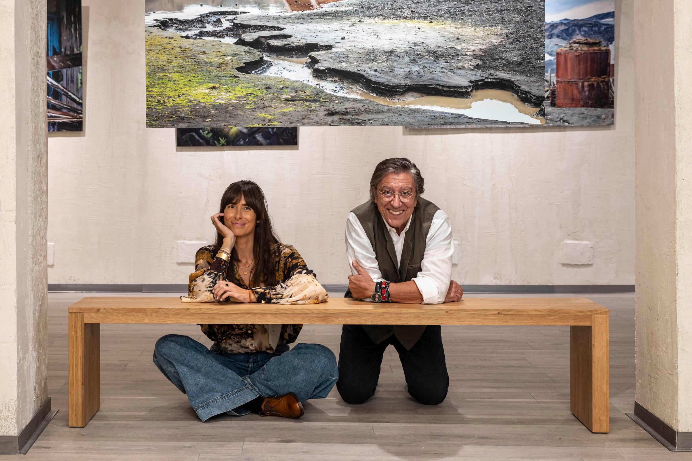 Sandra Zobel y Pío Cabanillas, sonrientes, apoyados en el banco de madera de la sala IMARA