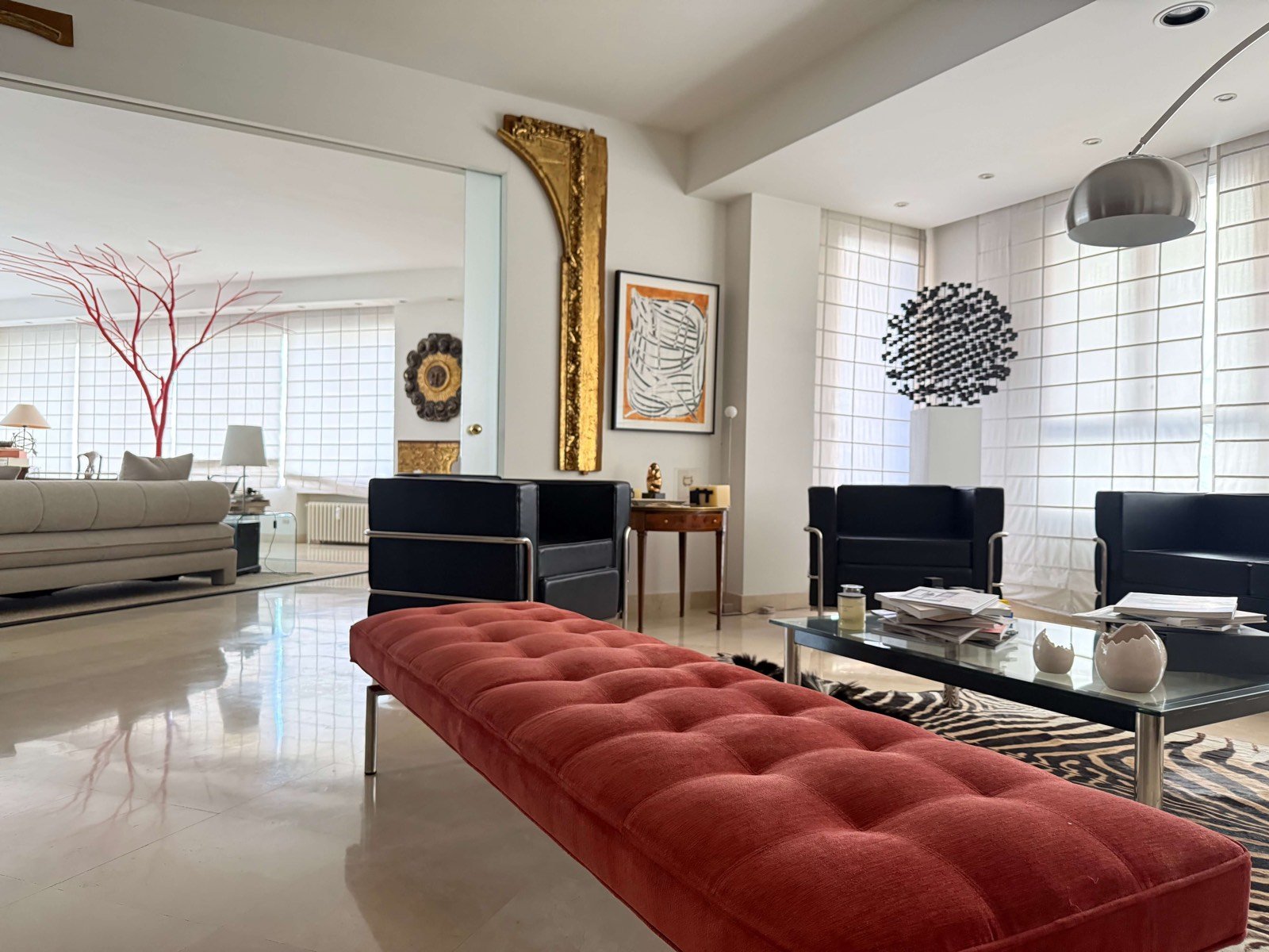Salón de Casa Imara con banco tapizado en rojo